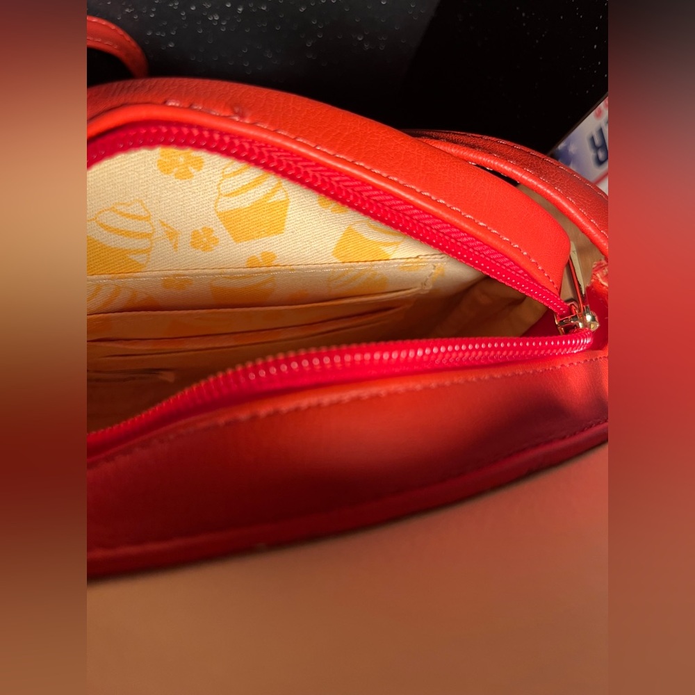 Disney Parks ( Dole Whip Crossbody Bag ) ๐๐๐๐๐๐๐๐๐๐๐๐๐๐๐๐๐๐ - Picture 5 of 5